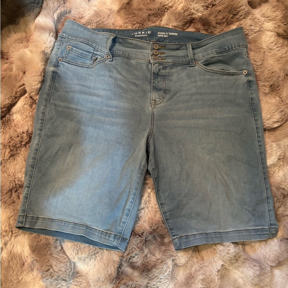 Torrid Denim Jegging 11 inch Super Soft Shorts light wash size 20